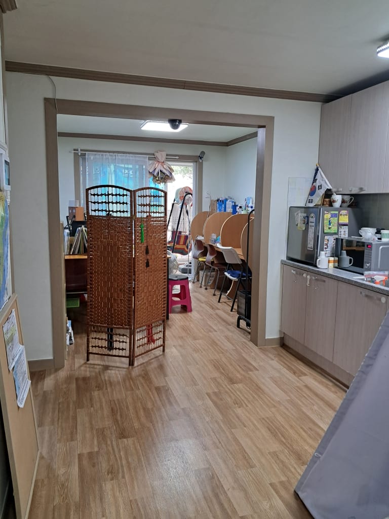 공부방 입구 및 학습 공간